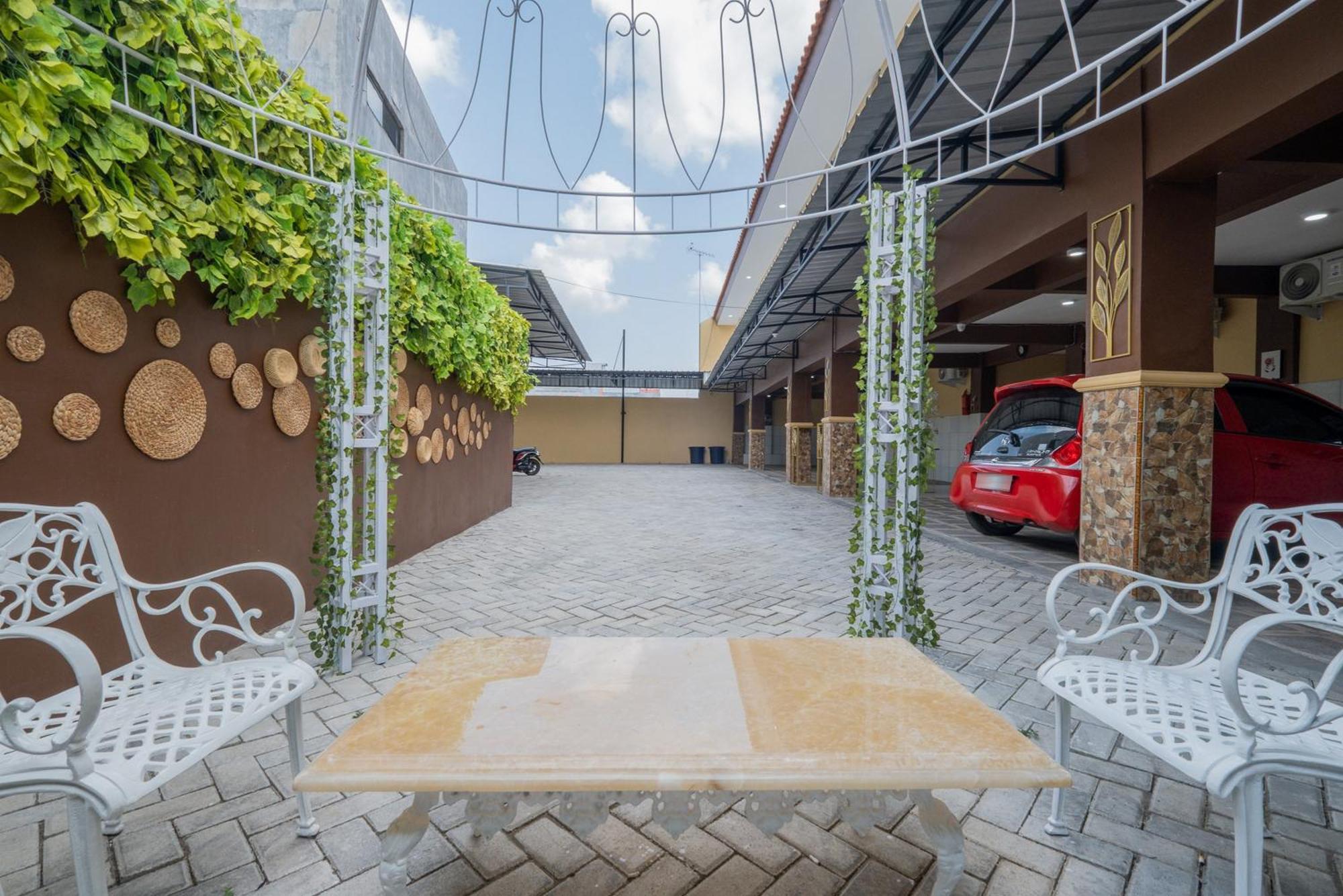 Hotel Reddoorz Syariah Near Rsud Dr Iskak Tulungagung Kedungwaru Exterior foto