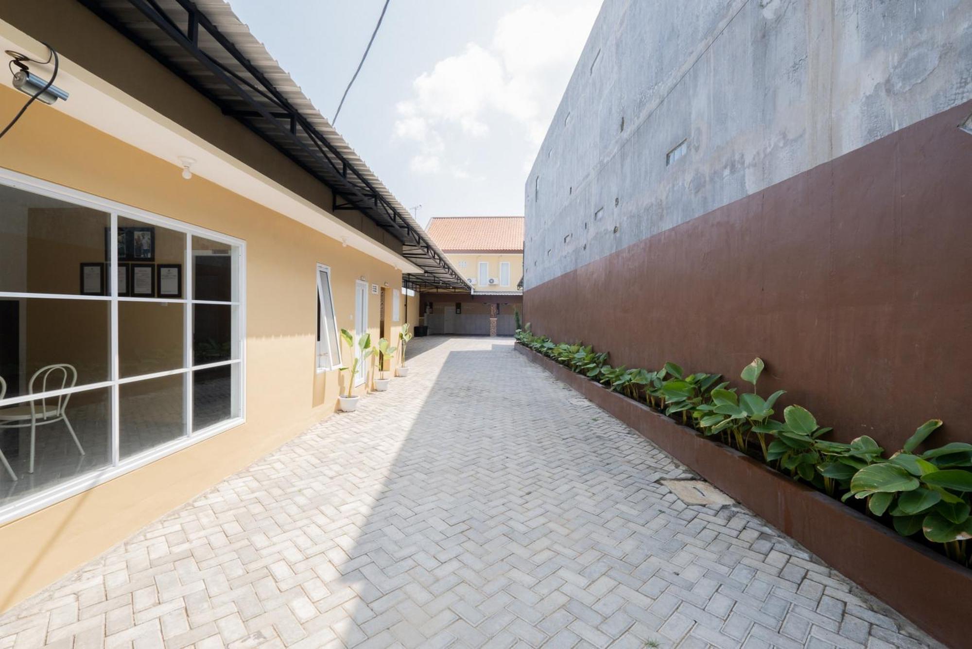 Hotel Reddoorz Syariah Near Rsud Dr Iskak Tulungagung Kedungwaru Exterior foto